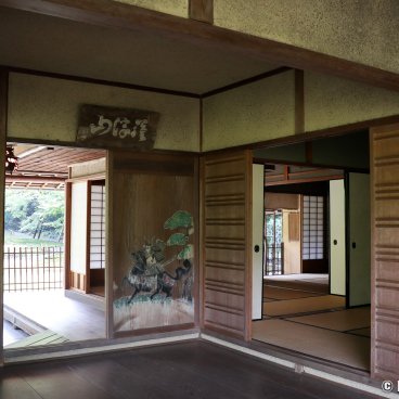 Yoshiki-en (Nara), Inside view of the moss garden tea house