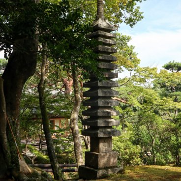 Yoshiki-en (Nara), Stone pagoda in the garden and pond