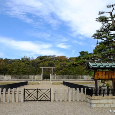 Daisen Park (Sakai, Osaka), Shrine and entrance of Daisen-ryo Kofun (Emperor Nintoku's mausoleum)
