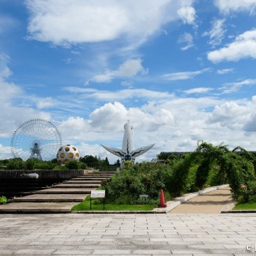 Expo'70 Park (Osaka), Rose garden, view on the Tower of the Sun and LaLaport EXPOCITY Ferris wheel