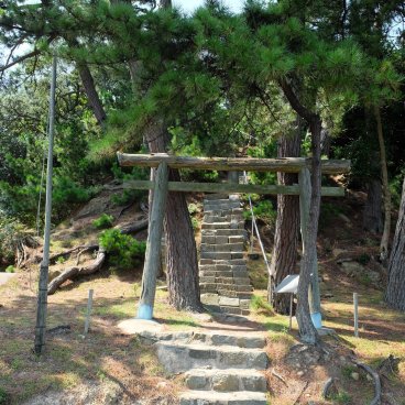 Tomogashima (Wakayama), Tensho-jinja shrine's torii gate on Okinoshima Island