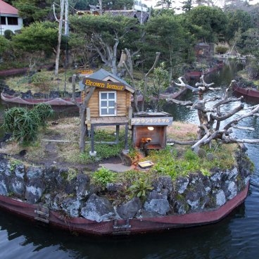 Izu Shaboten Zoo, Lemurs' islands and enclosure