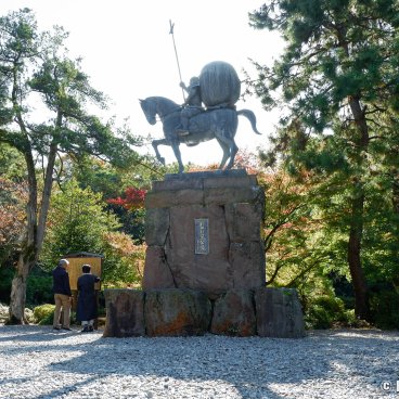 Oyama-jinja (Kanazawa), Statue of Toshiie Maeda