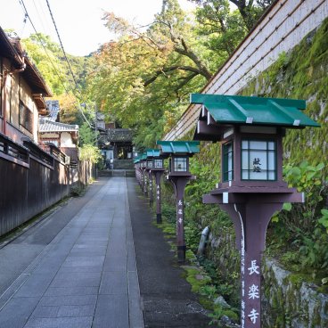 Choraku-ji (Kyoto), Access to the temple by a gentle slope sided with maple trees and lanterns