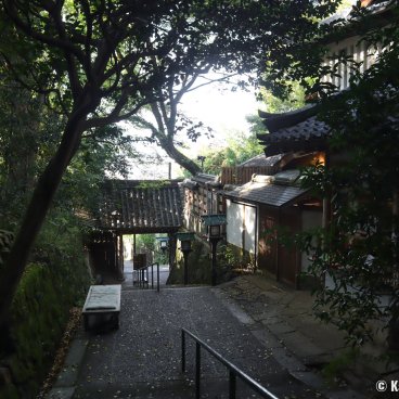 Choraku-ji (Kyoto), Seimon gate and entrance of the temple viewed from the other side