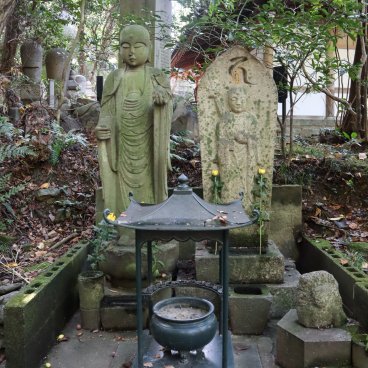 Choraku-ji (Kyoto), Buddhist statues in the temple's grounds