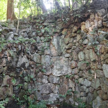 Choraku-ji (Kyoto), Waterfall and Buddhist statues carved in the stone