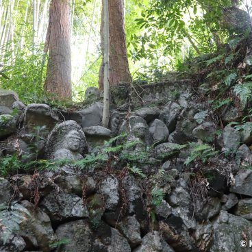 Choraku-ji (Kyoto), Waterfall and Buddhist statues carved in the stone 2