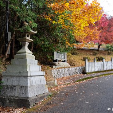Tanukidani-san Fudo-in (Kyoto), Lantern and red maple trees at the entrance of the temple