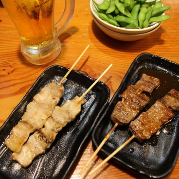 Torikizoku Shinjuku Kuyakusho-dori (Tokyo), Set of yakitori skewered meat, edamame beans and Japanese beer