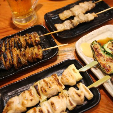 Torikizoku Shinjuku Kuyakusho-dori (Tokyo), Set of yakitori skewered meat, edamame beans and Japanese beer 2