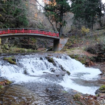 Ginzan Onsen (Yamagata), Sekotoi red bridge in Shirogane Park