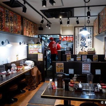 Ichikakuya (Akihabara, Tokyo), Kitchen and tables in the ramen restaurant