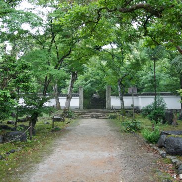 Joju-ji (Kyoto), Sanmon gate at the entrance of the temple surrounded by maple trees