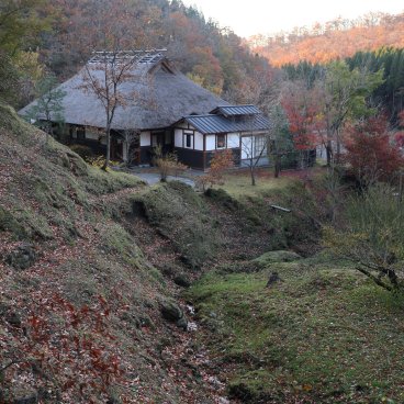 Miyama Sanso (Kurokawa Onsen), View on the thatched roofs and the valley in autumn 2