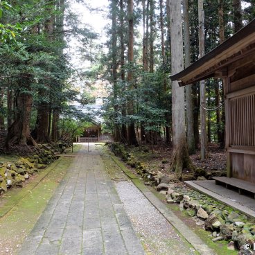 Yahiko-jinja, Shinmesha pavilion and an alley