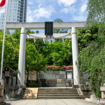 Nogi-jinja (Tokyo), Torii gate and Japanese flag at the entrance of the grounds