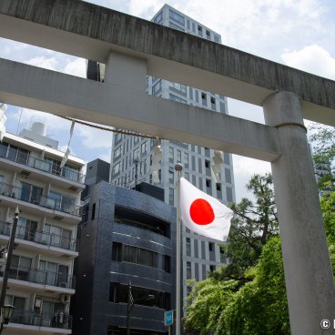 Nogi-jinja (Tokyo), Torii gate and Japanese flag at the entrance of the grounds 2