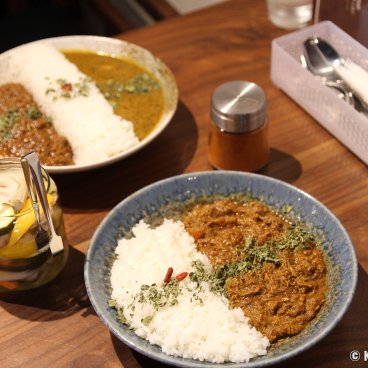 Spice Curry Shinkai (Toranomon, Tokyo), Curry plates and pickles jar