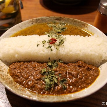 Spice Curry Shinkai (Toranomon, Tokyo), Double curry plate with red pepper flavored pork and Sri Lankan-style curry 2