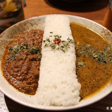 Spice Curry Shinkai (Toranomon, Tokyo), Double curry plate with red pepper flavored pork and Sri Lankan-style curry