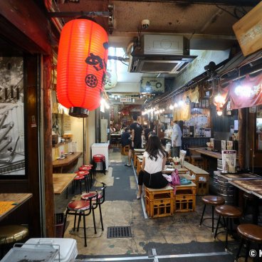 Ebisu Yokocho (Shibuya), Izakaya bars at the beginning of the evening