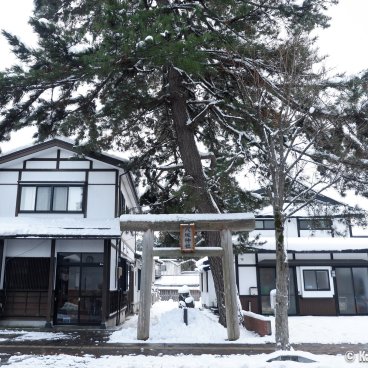 Kakunodate (Akita), Shinto torii gate between two houses under the snow
