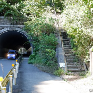 Daibutsu Hiking Trail (Kamakura), Stairway on the side of Road 32 at the beginning of the path