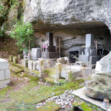 Daibutsu Hiking Trail (Kamakura), Cemetery near Jufuku-ji temple along the path