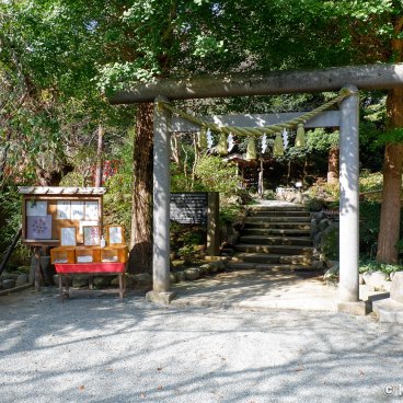Daibutsu Hiking Trail (Kamakura), Kuzuharaoka-jinja along the path