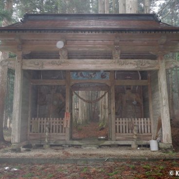 Kinpo-jinja (Akita), Niomon gate of the shrine
