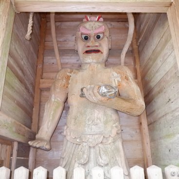Kinpo-jinja (Akita), Wooden statue of a Nio guardian inside the Niomon gate
