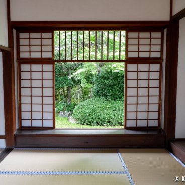 Genko-an (Kyoto), Squared window with a view on the green maple trees in summer