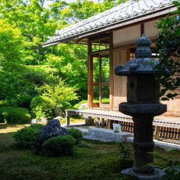 Genko-an (Kyoto), Outside view on the Japanese garden and one of the temple's pavilion