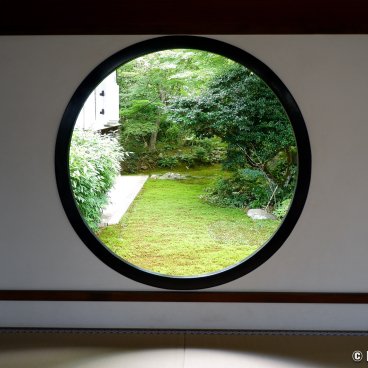 Genko-an (Kyoto), Round window with a view on the green maple trees in summer