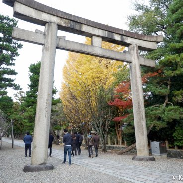 Gokonomiya-jinja (Kyoto), Torii gate at the entrance of the grounds in autumn