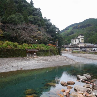 Kawayu Onsen Fujiya (Kumano Kodo), View on the thermal village and Oto-gawa River