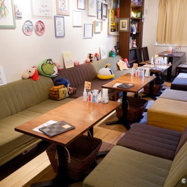 84 Hashi Cafe (Tokyo), View on the main room