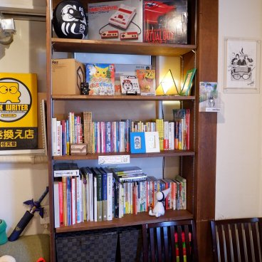 84 Hashi Cafe (Tokyo), Display of the owner's personal video game collection
