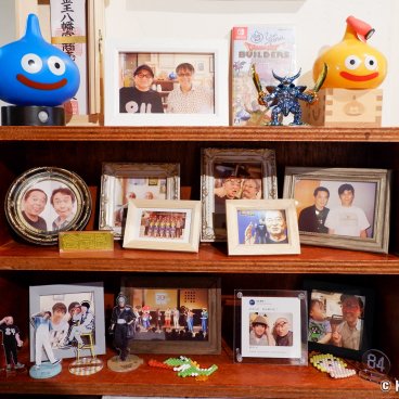84 Hashi Cafe (Tokyo), Display of the owner's pictures with Nintendo games creators collection
