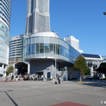 Yokohama Air Cabin, Building sheltering the ropeway's boarding platform at the exit of Sakuragicho station