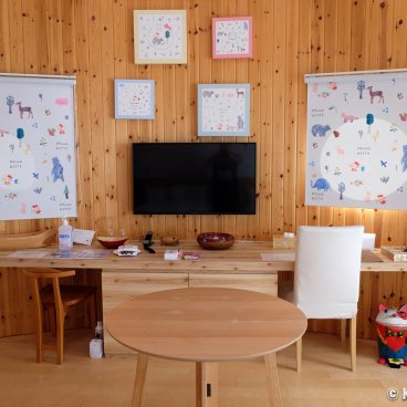 Grand Chariot Hokutoshichisei 135° Hotel (Awaji), Hello Kitty Natural Forest room, Desk and TV set