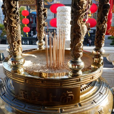 Chukagai (Chinatown in Yokohama), Incense burner at Kantei Byo temple (Kuan Ti Miao)