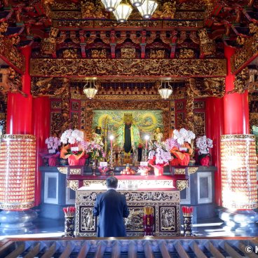 Chukagai (Chinatown in Yokohama), Visitor praying in front of the altar at Kantei Byo temple (Kuan Ti Miao)