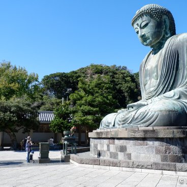 Kotoku-in (Kamakura), Worshippers praying in front of the Daibutsu