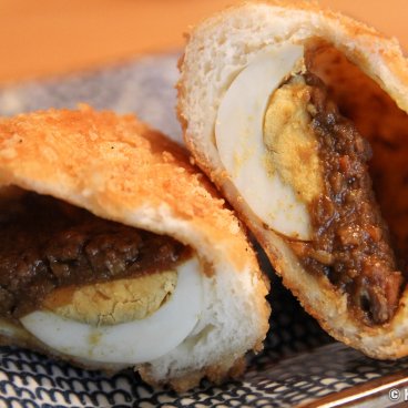 Kare-pan, Bread filled with Japanese curry and an egg