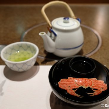 Kani Doraku Kyoto Honten (Kyoto), Green tea and tableware with crab pattern