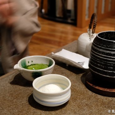 Kani Doraku Kyoto Honten (Kyoto), Vanilla ice cream with matcha tea topping dessert