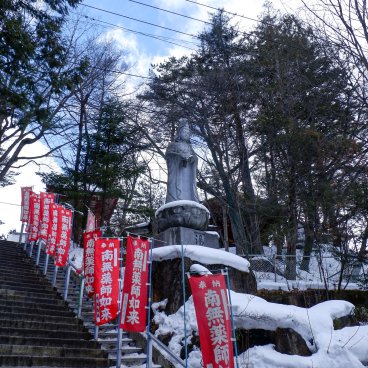 Kosen-ji (Kusatsu), Stairway at the entrance of the temple and statue of Kannon