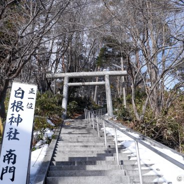 Shirane-jinja (Kusatsu), Stairway and torii gate to the shrine
